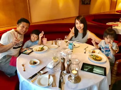 青木康時さんが嫁と子供2人とお食事している姿