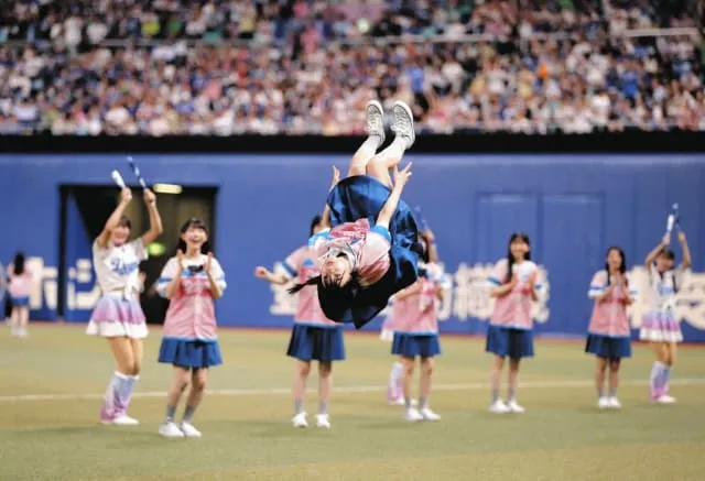 岩本理瑚がグラウンドでバク宙しているところ