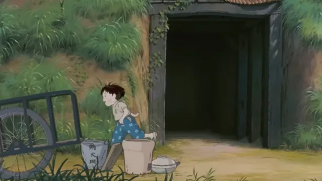 横穴の家で笑顔で掛ける節子