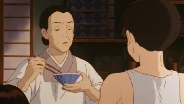 不機嫌そうに食事しているおばさん