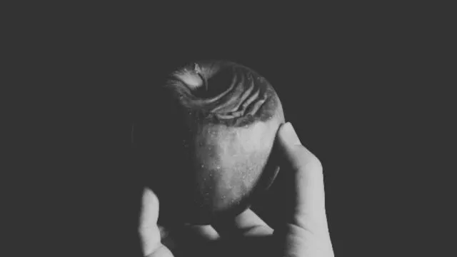 りんごを持っている手