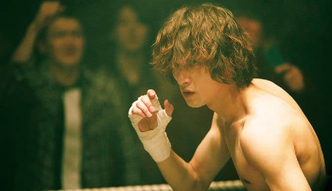 塁がリング上で試合をしているところ