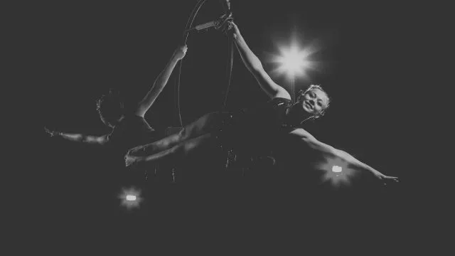 空中ブランコをする女性