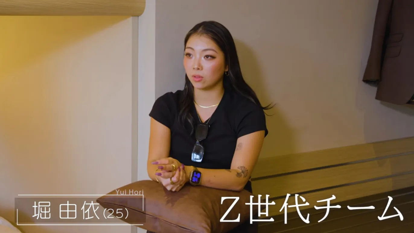 堀由依さんがタトゥーを掘っている姿